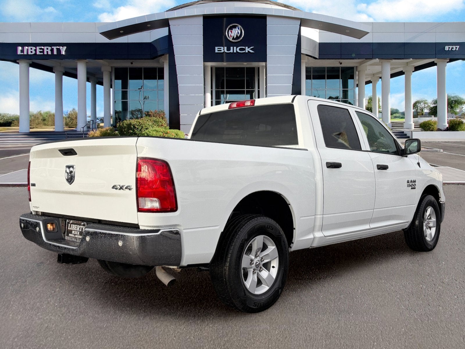 2022 RAM 1500 Classic SLT Crew Cab 4x4 5'7" Box
