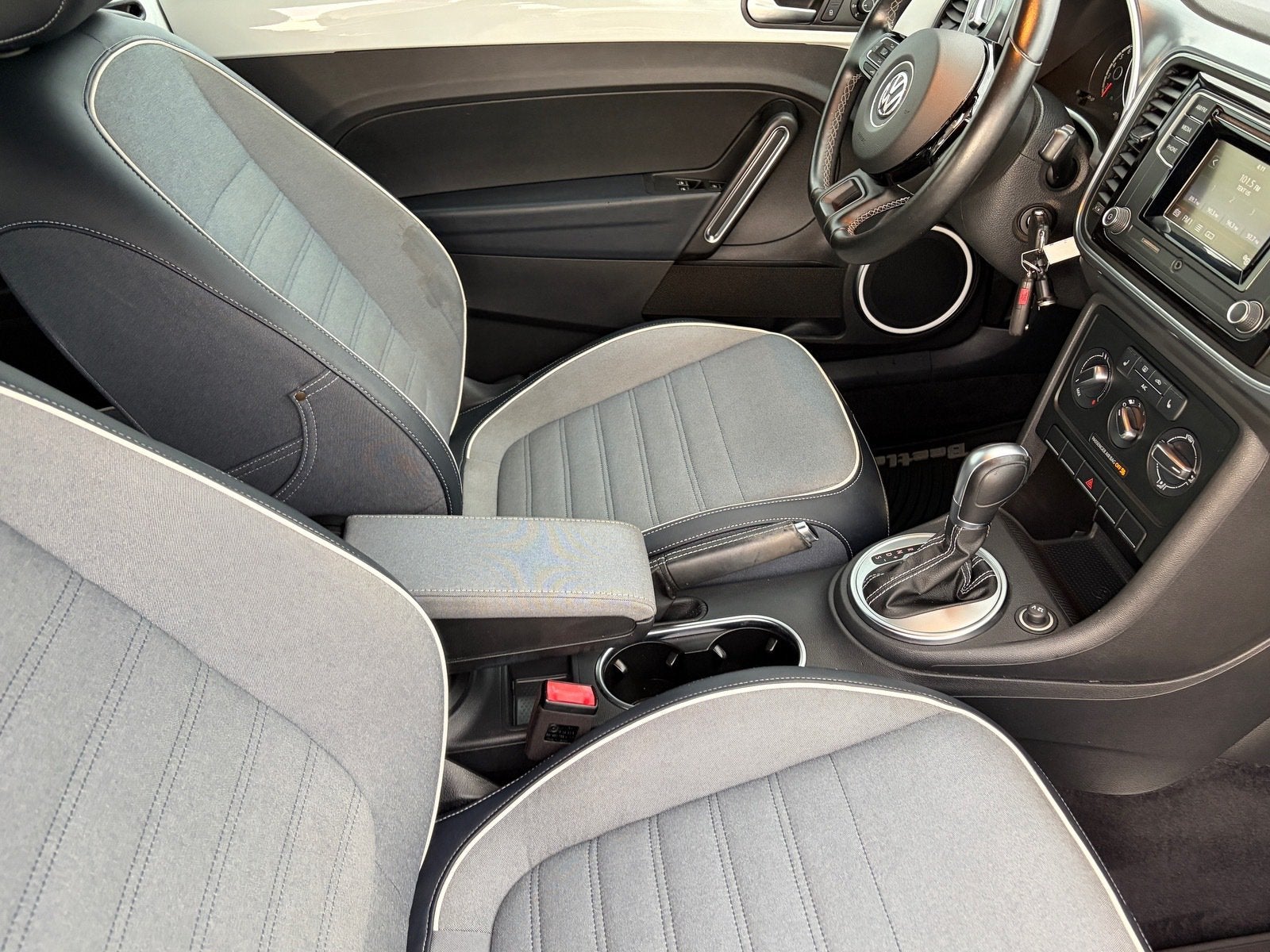 2016 Volkswagen Beetle Convertible 1.8T Denim